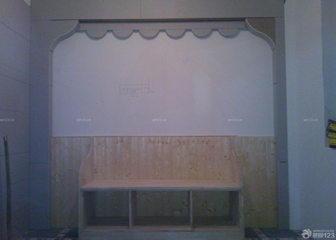 客廳和陽臺之間的橫梁也做了拱形的處理。這樣才夠地中海嘛！因為造型的原因，窗簾放在了陽臺處，選用了棉麻的料子，做了四色的搭配。在墻面上做了小的半圓造型的處理 拱形底下做了四個形狀不一的壁隴，這個貌似是看過瀚高的某款作品里的設(shè)計，我是集大家之所長啊。這個背景墻，是我擅作主張，結(jié)合我家的客廳長度，自己創(chuàng)造的，地臺和壁爐都是磚砌的，然后貼了五彩的窯變馬賽克。加上后面的一些裝飾風(fēng)格，整個小家混搭起來的樣子還是很溫馨的。