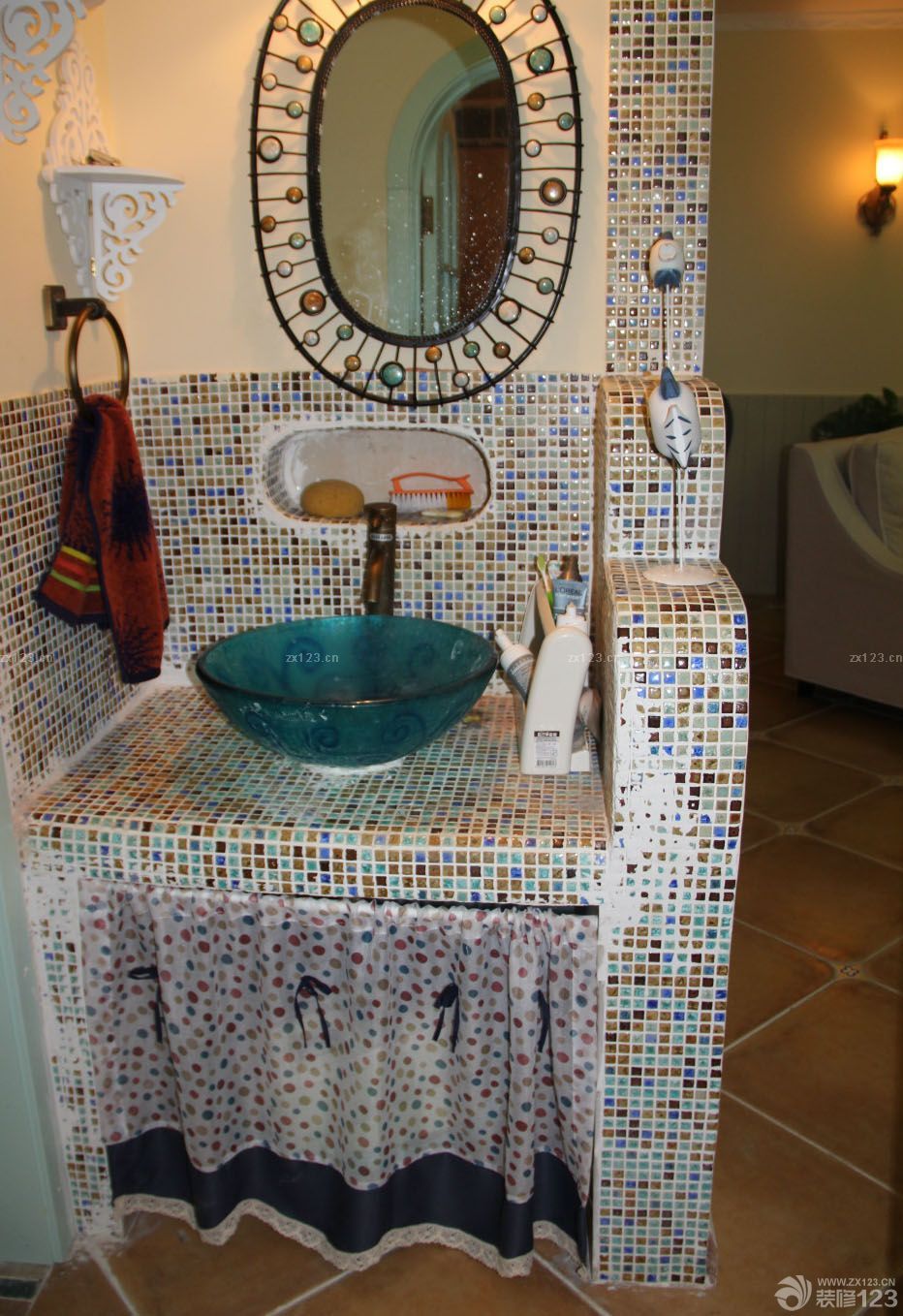 客廳和陽臺之間的橫梁也做了拱形的處理。這樣才夠地中海嘛！因為造型的原因，窗簾放在了陽臺處，選用了棉麻的料子，做了四色的搭配。在墻面上做了小的半圓造型的處理 拱形底下做了四個形狀不一的壁隴，這個貌似是看過瀚高的某款作品里的設(shè)計，我是集大家之所長啊。這個背景墻，是我擅作主張，結(jié)合我家的客廳長度，自己創(chuàng)造的，地臺和壁爐都是磚砌的，然后貼了五彩的窯變馬賽克。加上后面的一些裝飾風(fēng)格，整個小家混搭起來的樣子還是很溫馨的。