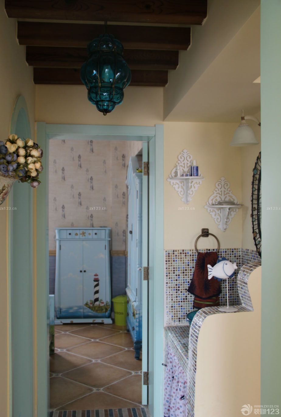 客廳和陽臺之間的橫梁也做了拱形的處理。這樣才夠地中海嘛！因為造型的原因，窗簾放在了陽臺處，選用了棉麻的料子，做了四色的搭配。在墻面上做了小的半圓造型的處理 拱形底下做了四個形狀不一的壁隴，這個貌似是看過瀚高的某款作品里的設(shè)計，我是集大家之所長啊。這個背景墻，是我擅作主張，結(jié)合我家的客廳長度，自己創(chuàng)造的，地臺和壁爐都是磚砌的，然后貼了五彩的窯變馬賽克。加上后面的一些裝飾風(fēng)格，整個小家混搭起來的樣子還是很溫馨的。