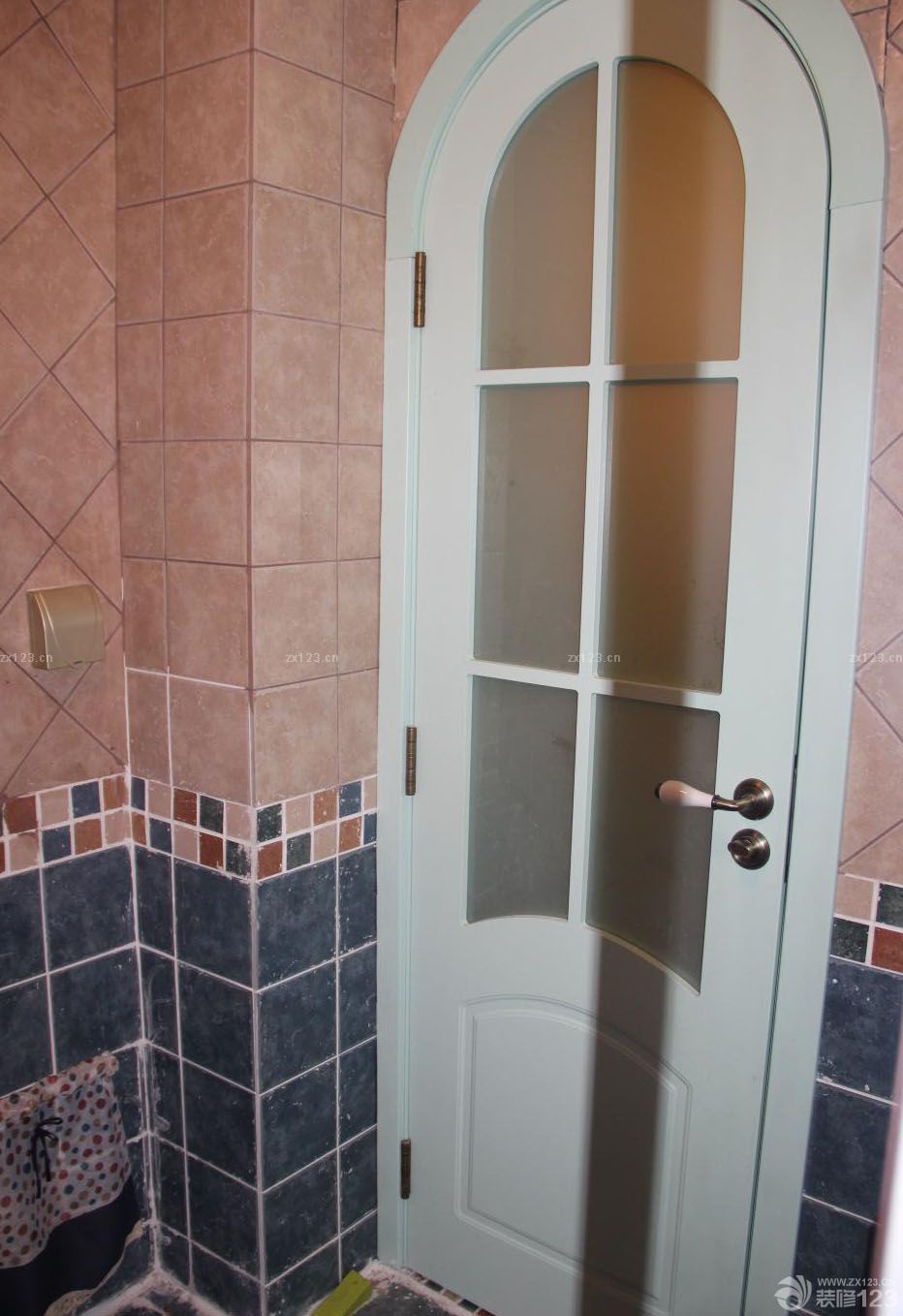 客廳和陽臺之間的橫梁也做了拱形的處理。這樣才夠地中海嘛！因為造型的原因，窗簾放在了陽臺處，選用了棉麻的料子，做了四色的搭配。在墻面上做了小的半圓造型的處理 拱形底下做了四個形狀不一的壁隴，這個貌似是看過瀚高的某款作品里的設(shè)計，我是集大家之所長啊。這個背景墻，是我擅作主張，結(jié)合我家的客廳長度，自己創(chuàng)造的，地臺和壁爐都是磚砌的，然后貼了五彩的窯變馬賽克。加上后面的一些裝飾風(fēng)格，整個小家混搭起來的樣子還是很溫馨的。