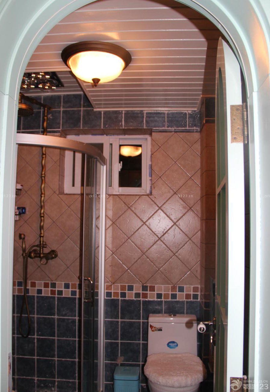 客廳和陽臺之間的橫梁也做了拱形的處理。這樣才夠地中海嘛！因為造型的原因，窗簾放在了陽臺處，選用了棉麻的料子，做了四色的搭配。在墻面上做了小的半圓造型的處理 拱形底下做了四個形狀不一的壁隴，這個貌似是看過瀚高的某款作品里的設(shè)計，我是集大家之所長啊。這個背景墻，是我擅作主張，結(jié)合我家的客廳長度，自己創(chuàng)造的，地臺和壁爐都是磚砌的，然后貼了五彩的窯變馬賽克。加上后面的一些裝飾風(fēng)格，整個小家混搭起來的樣子還是很溫馨的。