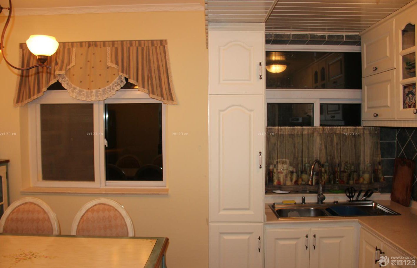 客廳和陽臺之間的橫梁也做了拱形的處理。這樣才夠地中海嘛！因為造型的原因，窗簾放在了陽臺處，選用了棉麻的料子，做了四色的搭配。在墻面上做了小的半圓造型的處理 拱形底下做了四個形狀不一的壁隴，這個貌似是看過瀚高的某款作品里的設(shè)計，我是集大家之所長啊。這個背景墻，是我擅作主張，結(jié)合我家的客廳長度，自己創(chuàng)造的，地臺和壁爐都是磚砌的，然后貼了五彩的窯變馬賽克。加上后面的一些裝飾風(fēng)格，整個小家混搭起來的樣子還是很溫馨的。