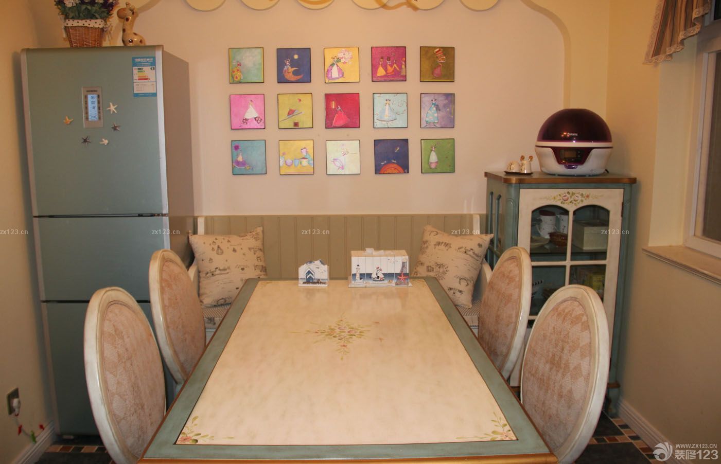 客廳和陽臺之間的橫梁也做了拱形的處理。這樣才夠地中海嘛！因為造型的原因，窗簾放在了陽臺處，選用了棉麻的料子，做了四色的搭配。在墻面上做了小的半圓造型的處理 拱形底下做了四個形狀不一的壁隴，這個貌似是看過瀚高的某款作品里的設(shè)計，我是集大家之所長啊。這個背景墻，是我擅作主張，結(jié)合我家的客廳長度，自己創(chuàng)造的，地臺和壁爐都是磚砌的，然后貼了五彩的窯變馬賽克。加上后面的一些裝飾風(fēng)格，整個小家混搭起來的樣子還是很溫馨的。