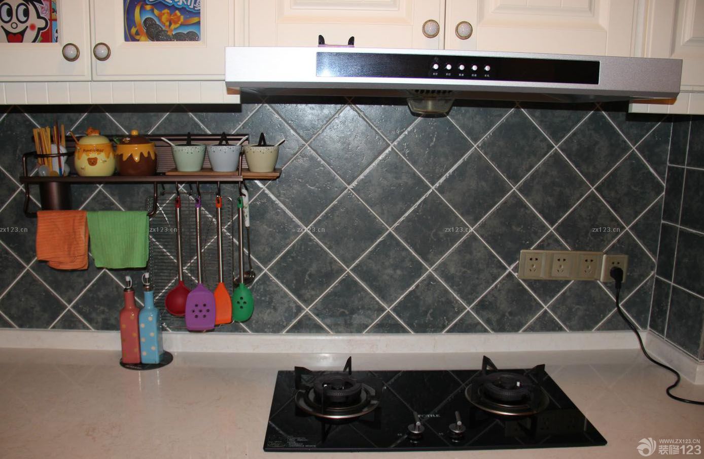 客廳和陽臺之間的橫梁也做了拱形的處理。這樣才夠地中海嘛！因為造型的原因，窗簾放在了陽臺處，選用了棉麻的料子，做了四色的搭配。在墻面上做了小的半圓造型的處理 拱形底下做了四個形狀不一的壁隴，這個貌似是看過瀚高的某款作品里的設(shè)計，我是集大家之所長啊。這個背景墻，是我擅作主張，結(jié)合我家的客廳長度，自己創(chuàng)造的，地臺和壁爐都是磚砌的，然后貼了五彩的窯變馬賽克。加上后面的一些裝飾風(fēng)格，整個小家混搭起來的樣子還是很溫馨的。