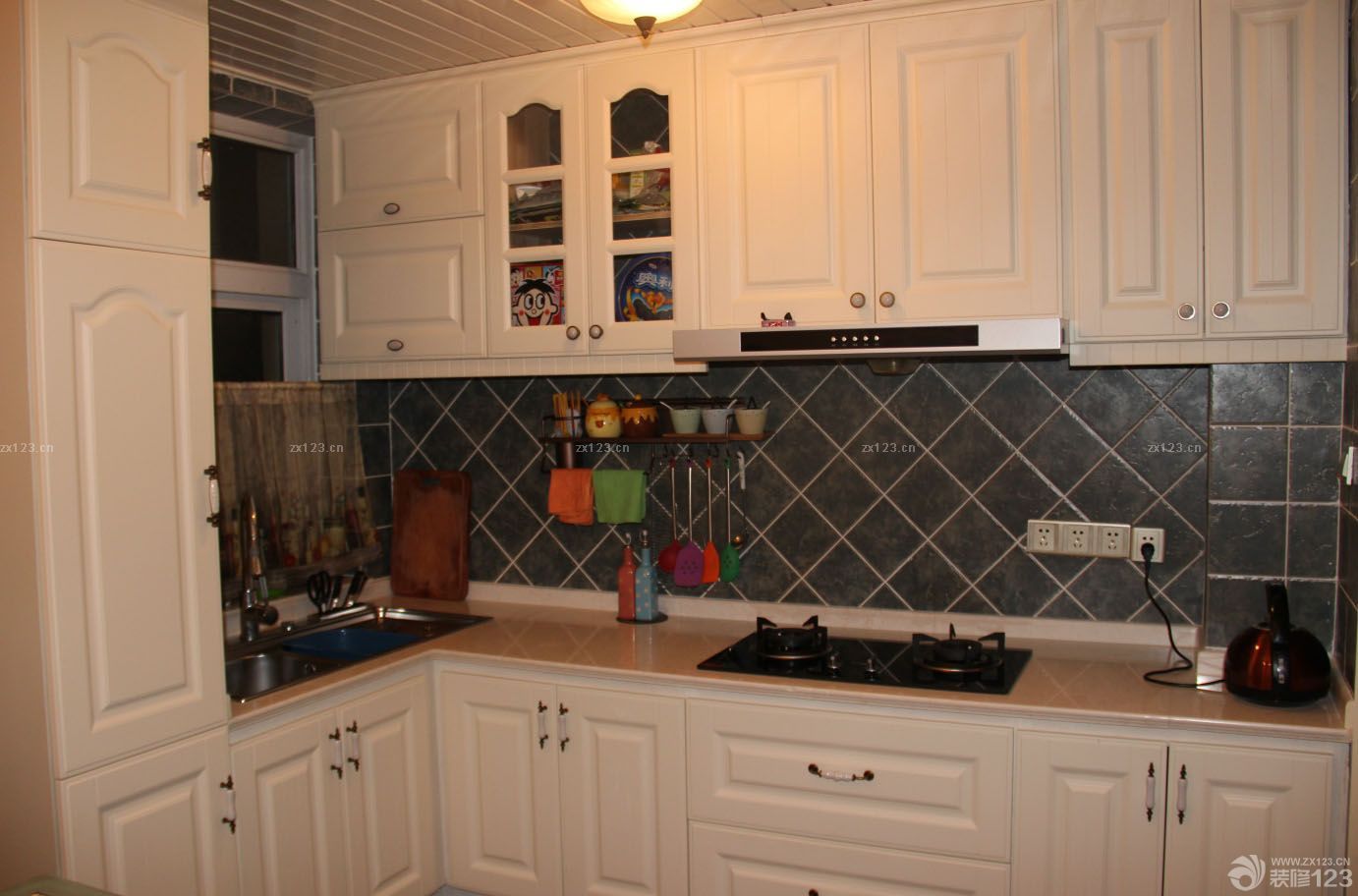 客廳和陽臺之間的橫梁也做了拱形的處理。這樣才夠地中海嘛！因為造型的原因，窗簾放在了陽臺處，選用了棉麻的料子，做了四色的搭配。在墻面上做了小的半圓造型的處理 拱形底下做了四個形狀不一的壁隴，這個貌似是看過瀚高的某款作品里的設(shè)計，我是集大家之所長啊。這個背景墻，是我擅作主張，結(jié)合我家的客廳長度，自己創(chuàng)造的，地臺和壁爐都是磚砌的，然后貼了五彩的窯變馬賽克。加上后面的一些裝飾風(fēng)格，整個小家混搭起來的樣子還是很溫馨的。