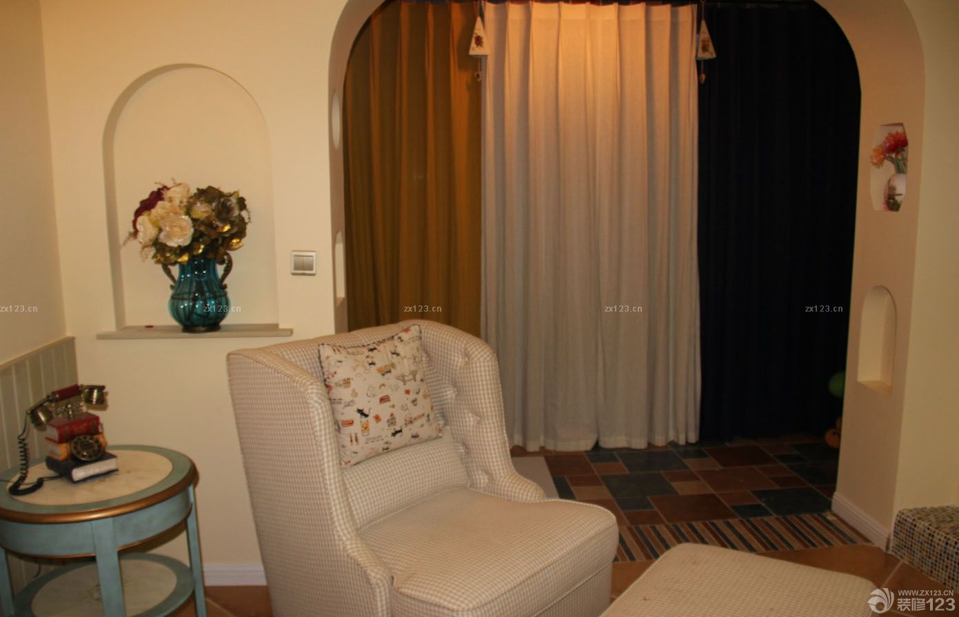 客廳和陽臺之間的橫梁也做了拱形的處理。這樣才夠地中海嘛！因為造型的原因，窗簾放在了陽臺處，選用了棉麻的料子，做了四色的搭配。在墻面上做了小的半圓造型的處理 拱形底下做了四個形狀不一的壁隴，這個貌似是看過瀚高的某款作品里的設(shè)計，我是集大家之所長啊。這個背景墻，是我擅作主張，結(jié)合我家的客廳長度，自己創(chuàng)造的，地臺和壁爐都是磚砌的，然后貼了五彩的窯變馬賽克。加上后面的一些裝飾風(fēng)格，整個小家混搭起來的樣子還是很溫馨的。