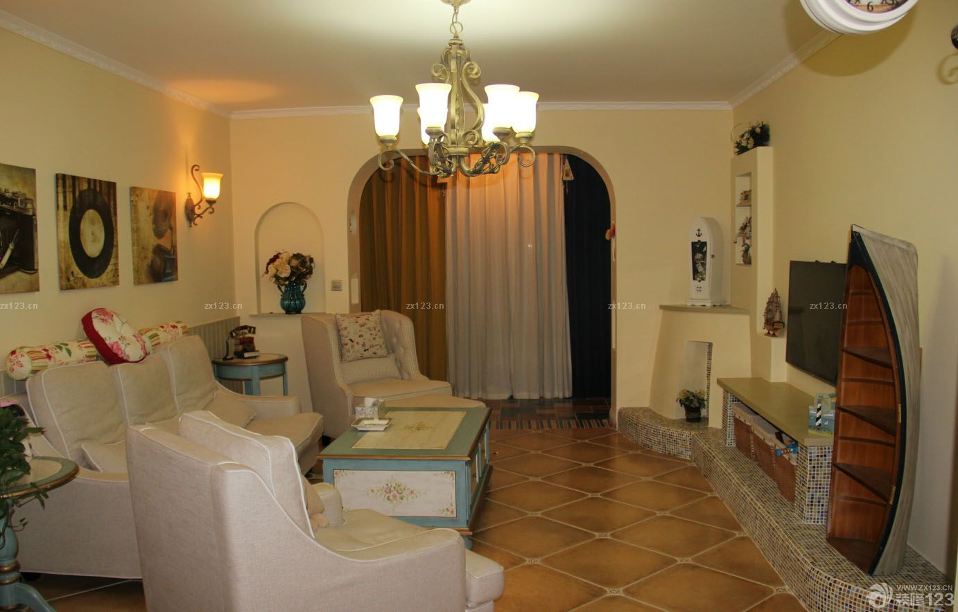 客廳和陽臺之間的橫梁也做了拱形的處理。這樣才夠地中海嘛！因為造型的原因，窗簾放在了陽臺處，選用了棉麻的料子，做了四色的搭配。在墻面上做了小的半圓造型的處理 拱形底下做了四個形狀不一的壁隴，這個貌似是看過瀚高的某款作品里的設(shè)計，我是集大家之所長啊。這個背景墻，是我擅作主張，結(jié)合我家的客廳長度，自己創(chuàng)造的，地臺和壁爐都是磚砌的，然后貼了五彩的窯變馬賽克。加上后面的一些裝飾風(fēng)格，整個小家混搭起來的樣子還是很溫馨的。