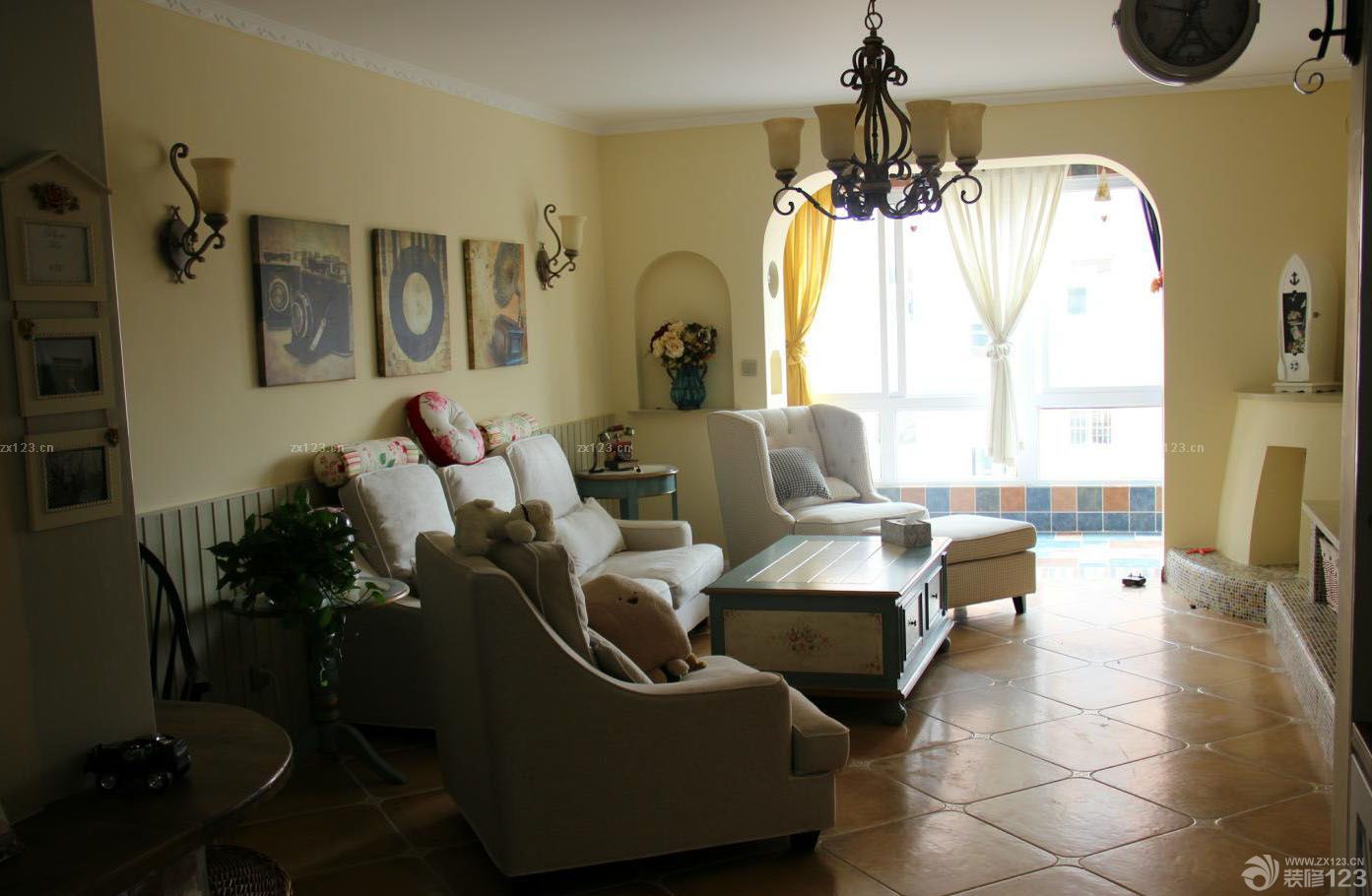 客廳和陽臺之間的橫梁也做了拱形的處理。這樣才夠地中海嘛！因為造型的原因，窗簾放在了陽臺處，選用了棉麻的料子，做了四色的搭配。在墻面上做了小的半圓造型的處理 拱形底下做了四個形狀不一的壁隴，這個貌似是看過瀚高的某款作品里的設(shè)計，我是集大家之所長啊。這個背景墻，是我擅作主張，結(jié)合我家的客廳長度，自己創(chuàng)造的，地臺和壁爐都是磚砌的，然后貼了五彩的窯變馬賽克。加上后面的一些裝飾風(fēng)格，整個小家混搭起來的樣子還是很溫馨的。