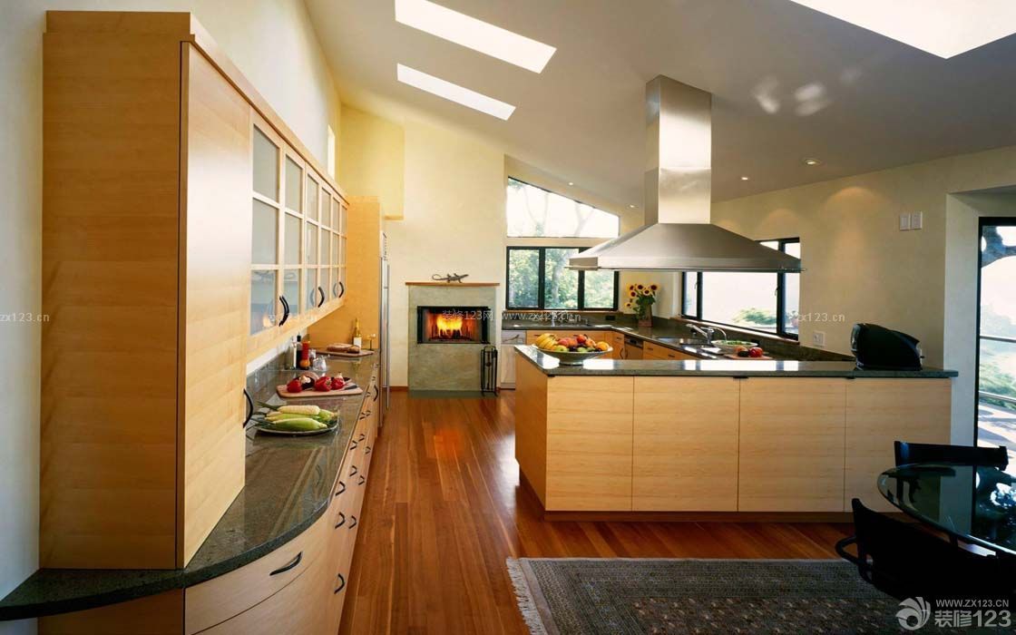 现代美式斜顶阁楼厨房装修设计效果图