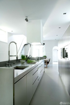 现代简约风格斜顶阁楼厨房装修设计图赏析