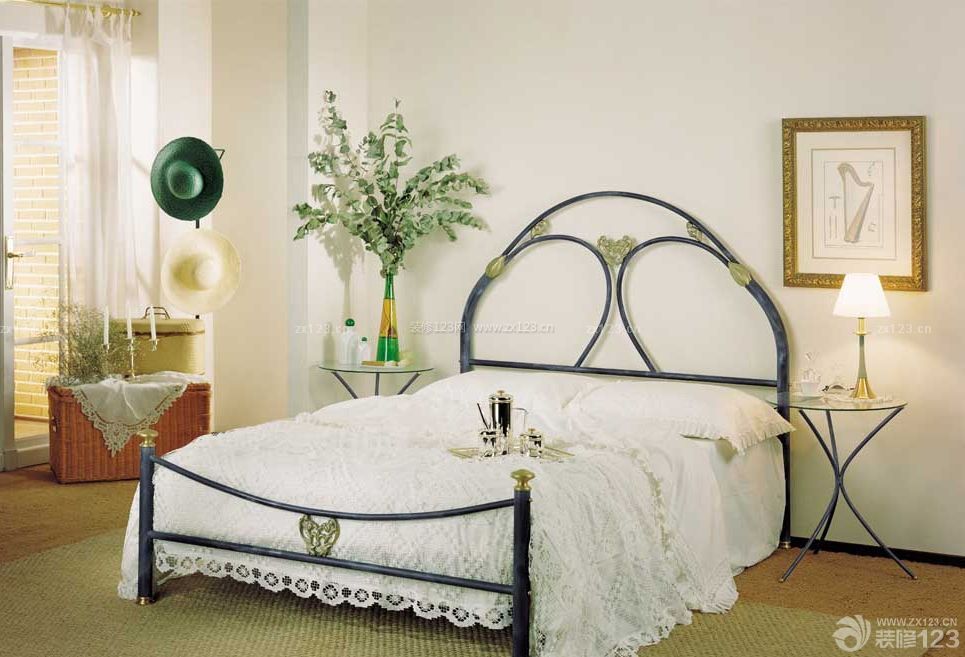卧室铁艺床装修设计案例图