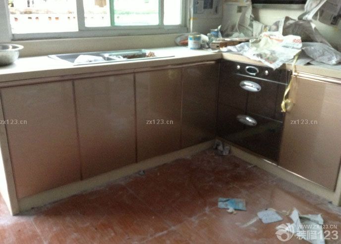 油工師傅也已經(jīng)退場(chǎng)了，接下來(lái)就差燈飾，軟裝，家具，家電類的了。整個(gè)油漆還不錯(cuò)，施工的師傅還是挺負(fù)責(zé)的。每一次都是我們不在的時(shí)候有問(wèn)題先問(wèn)我意見(jiàn)，然后在處理的。