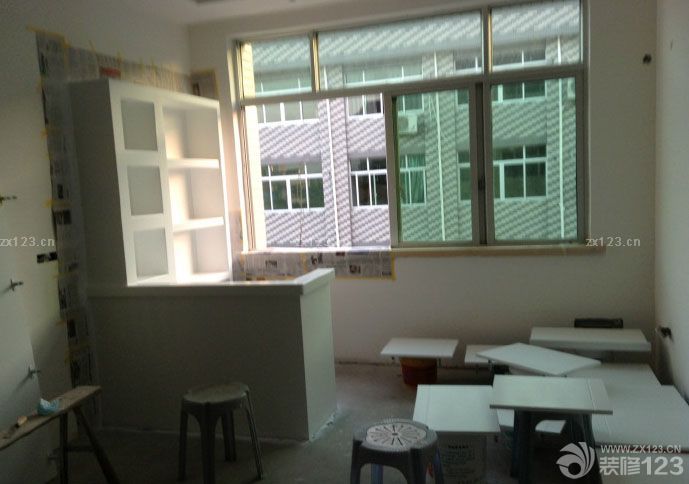 油工師傅也已經(jīng)退場(chǎng)了，接下來(lái)就差燈飾，軟裝，家具，家電類的了。整個(gè)油漆還不錯(cuò)，施工的師傅還是挺負(fù)責(zé)的。每一次都是我們不在的時(shí)候有問(wèn)題先問(wèn)我意見(jiàn)，然后在處理的。