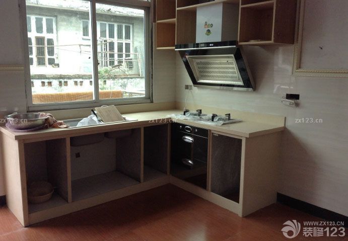 油工師傅也已經(jīng)退場(chǎng)了，接下來(lái)就差燈飾，軟裝，家具，家電類的了。整個(gè)油漆還不錯(cuò)，施工的師傅還是挺負(fù)責(zé)的。每一次都是我們不在的時(shí)候有問(wèn)題先問(wèn)我意見(jiàn)，然后在處理的。