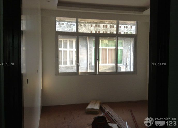 油工師傅也已經(jīng)退場(chǎng)了，接下來(lái)就差燈飾，軟裝，家具，家電類的了。整個(gè)油漆還不錯(cuò)，施工的師傅還是挺負(fù)責(zé)的。每一次都是我們不在的時(shí)候有問(wèn)題先問(wèn)我意見(jiàn)，然后在處理的。