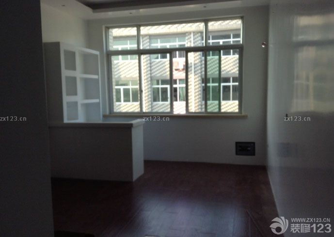 油工師傅也已經(jīng)退場(chǎng)了，接下來(lái)就差燈飾，軟裝，家具，家電類的了。整個(gè)油漆還不錯(cuò)，施工的師傅還是挺負(fù)責(zé)的。每一次都是我們不在的時(shí)候有問(wèn)題先問(wèn)我意見(jiàn)，然后在處理的。