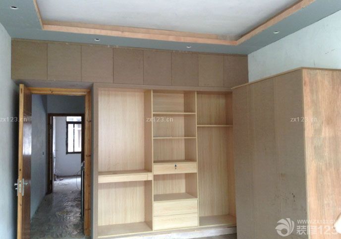 油工師傅也已經(jīng)退場(chǎng)了，接下來(lái)就差燈飾，軟裝，家具，家電類的了。整個(gè)油漆還不錯(cuò)，施工的師傅還是挺負(fù)責(zé)的。每一次都是我們不在的時(shí)候有問(wèn)題先問(wèn)我意見(jiàn)，然后在處理的。