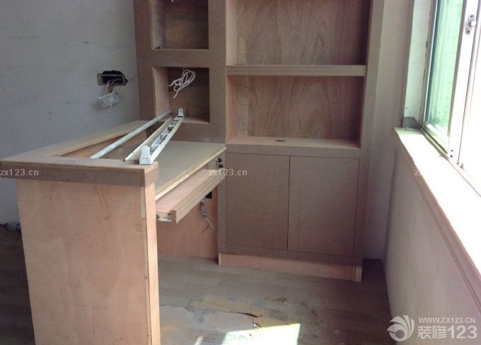 油工師傅也已經(jīng)退場(chǎng)了，接下來(lái)就差燈飾，軟裝，家具，家電類的了。整個(gè)油漆還不錯(cuò)，施工的師傅還是挺負(fù)責(zé)的。每一次都是我們不在的時(shí)候有問(wèn)題先問(wèn)我意見(jiàn)，然后在處理的。