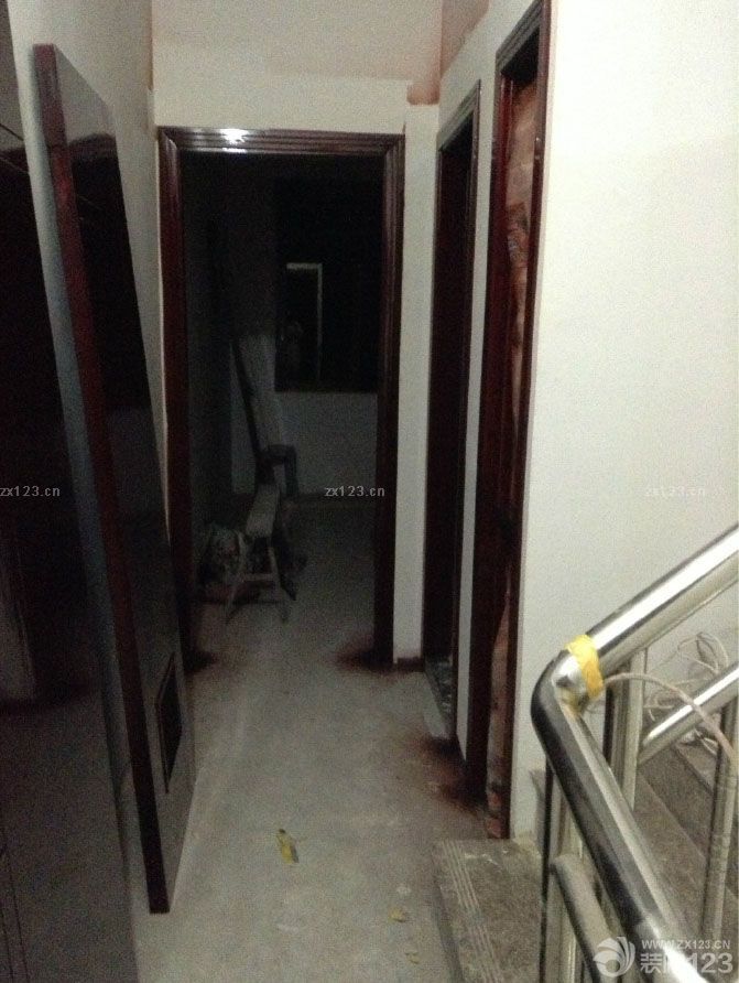 油工師傅也已經(jīng)退場(chǎng)了，接下來(lái)就差燈飾，軟裝，家具，家電類的了。整個(gè)油漆還不錯(cuò)，施工的師傅還是挺負(fù)責(zé)的。每一次都是我們不在的時(shí)候有問(wèn)題先問(wèn)我意見(jiàn)，然后在處理的。