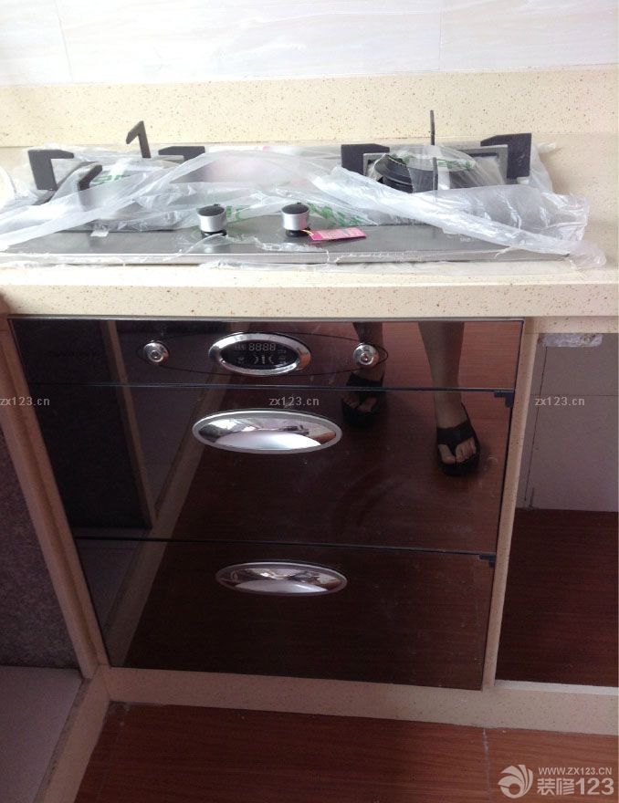 油工師傅也已經(jīng)退場(chǎng)了，接下來(lái)就差燈飾，軟裝，家具，家電類的了。整個(gè)油漆還不錯(cuò)，施工的師傅還是挺負(fù)責(zé)的。每一次都是我們不在的時(shí)候有問(wèn)題先問(wèn)我意見(jiàn)，然后在處理的。