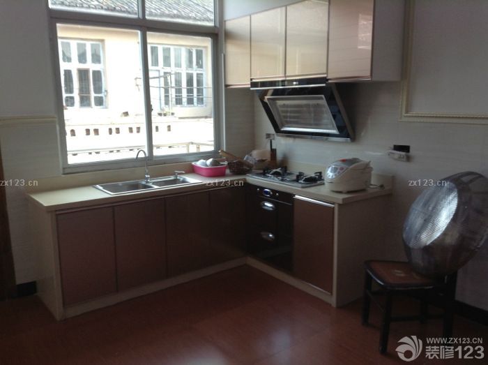 呵呵，現(xiàn)在硬裝部分算是完工了，打掃之后給童鞋們來(lái)幾張哦 這個(gè)書桌是在我的強(qiáng)烈要求下才矗立于此的 衣柜門門還在師傅那里制做中.之前一直在煩惱著，風(fēng)格要偏向于什么樣的呢?，F(xiàn)在總算是有一個(gè)明確的方向了------新古典+混搭哦 臥室跟客廳的走道我是想準(zhǔn)備布畫的，不知道效果怎么樣的。