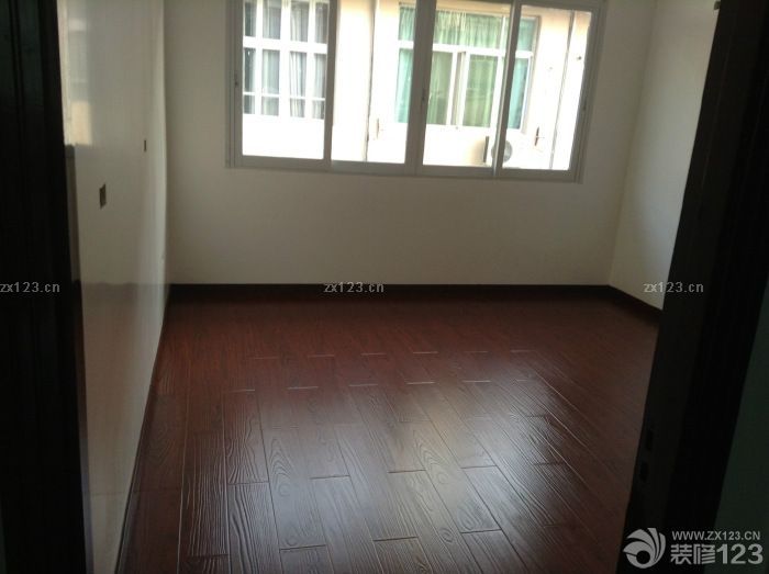 呵呵，現(xiàn)在硬裝部分算是完工了，打掃之后給童鞋們來(lái)幾張哦 這個(gè)書桌是在我的強(qiáng)烈要求下才矗立于此的 衣柜門門還在師傅那里制做中.之前一直在煩惱著，風(fēng)格要偏向于什么樣的呢。現(xiàn)在總算是有一個(gè)明確的方向了------新古典+混搭哦 臥室跟客廳的走道我是想準(zhǔn)備布畫的，不知道效果怎么樣的。