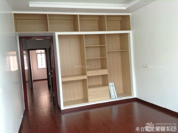 呵呵，現(xiàn)在硬裝部分算是完工了，打掃之后給童鞋們來(lái)幾張哦 這個(gè)書桌是在我的強(qiáng)烈要求下才矗立于此的 衣柜門門還在師傅那里制做中.之前一直在煩惱著，風(fēng)格要偏向于什么樣的呢。現(xiàn)在總算是有一個(gè)明確的方向了------新古典+混搭哦 臥室跟客廳的走道我是想準(zhǔn)備布畫的，不知道效果怎么樣的。