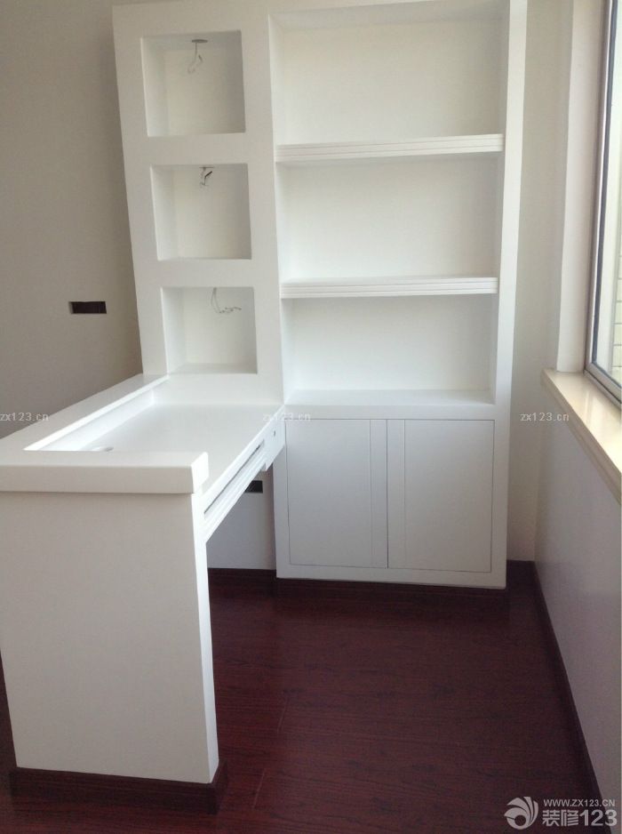 呵呵，現(xiàn)在硬裝部分算是完工了，打掃之后給童鞋們來(lái)幾張哦 這個(gè)書桌是在我的強(qiáng)烈要求下才矗立于此的 衣柜門門還在師傅那里制做中.之前一直在煩惱著，風(fēng)格要偏向于什么樣的呢。現(xiàn)在總算是有一個(gè)明確的方向了------新古典+混搭哦 臥室跟客廳的走道我是想準(zhǔn)備布畫的，不知道效果怎么樣的。