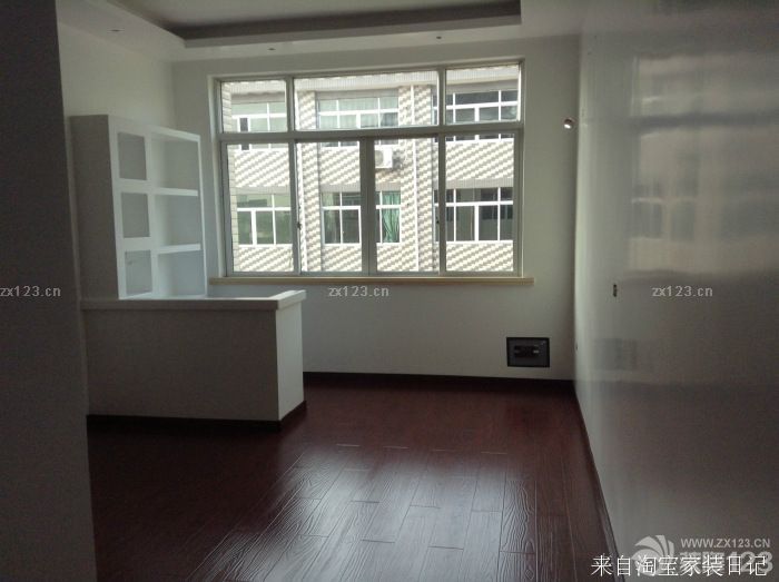 呵呵，現(xiàn)在硬裝部分算是完工了，打掃之后給童鞋們來(lái)幾張哦 這個(gè)書桌是在我的強(qiáng)烈要求下才矗立于此的 衣柜門門還在師傅那里制做中.之前一直在煩惱著，風(fēng)格要偏向于什么樣的呢。現(xiàn)在總算是有一個(gè)明確的方向了------新古典+混搭哦 臥室跟客廳的走道我是想準(zhǔn)備布畫的，不知道效果怎么樣的。