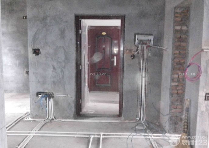 今年年初新房鑰匙就到手了，我和老公都是工薪階層并不是很富裕，也有房子住，本不打算馬上裝修，可是大半年來看著小院里一家一戶都陸續(xù)裝修搬進新家，我便開始心急，一直就想著搬出父母家擁有一個自己真正獨立的小家。