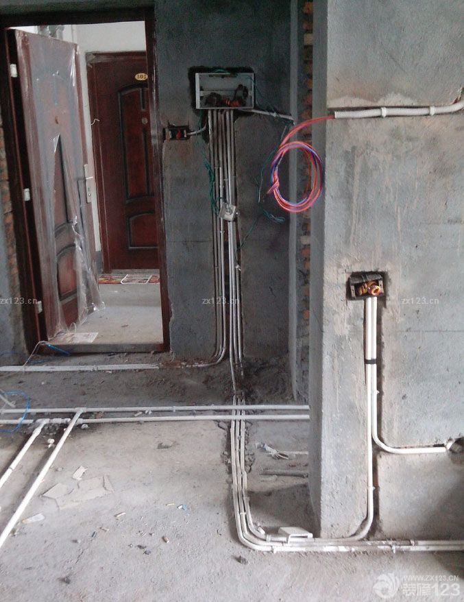 今年年初新房鑰匙就到手了，我和老公都是工薪階層并不是很富裕，也有房子住，本不打算馬上裝修，可是大半年來看著小院里一家一戶都陸續(xù)裝修搬進新家，我便開始心急，一直就想著搬出父母家擁有一個自己真正獨立的小家。