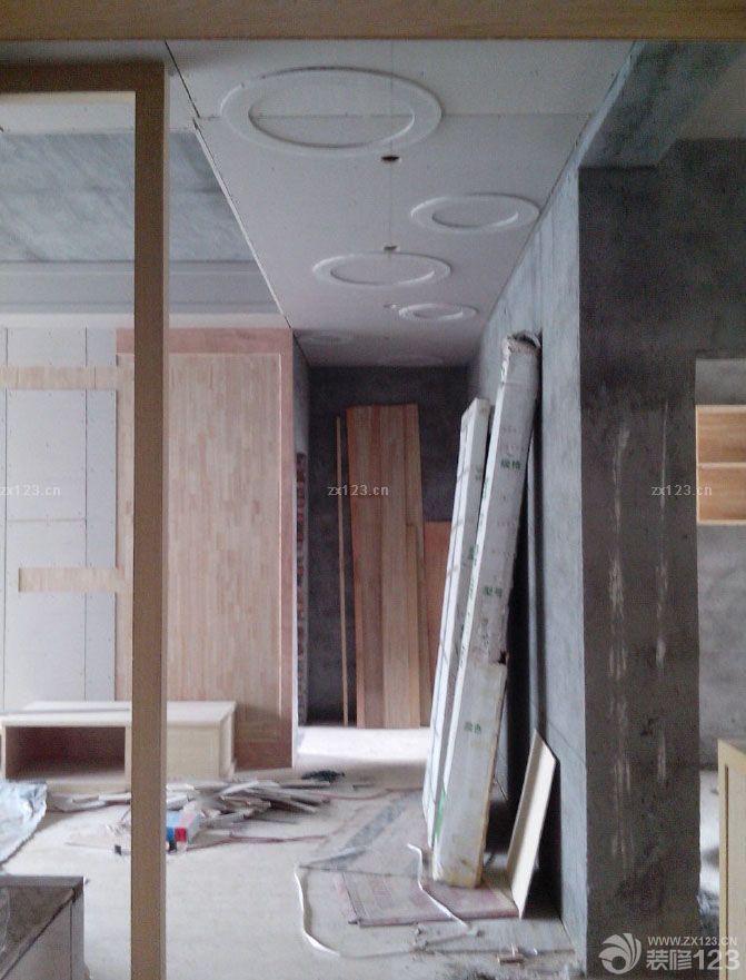 以上為電工階段 我家木工的手藝還真是不錯，本來不準(zhǔn)備做多少家具的，到了最后一件一件地增加，連床和茶幾都讓木工師傅給做了 電視墻、電視柜 泥工當(dāng)時沒拍照片，木工入場之后整個施工進度就比較快了。