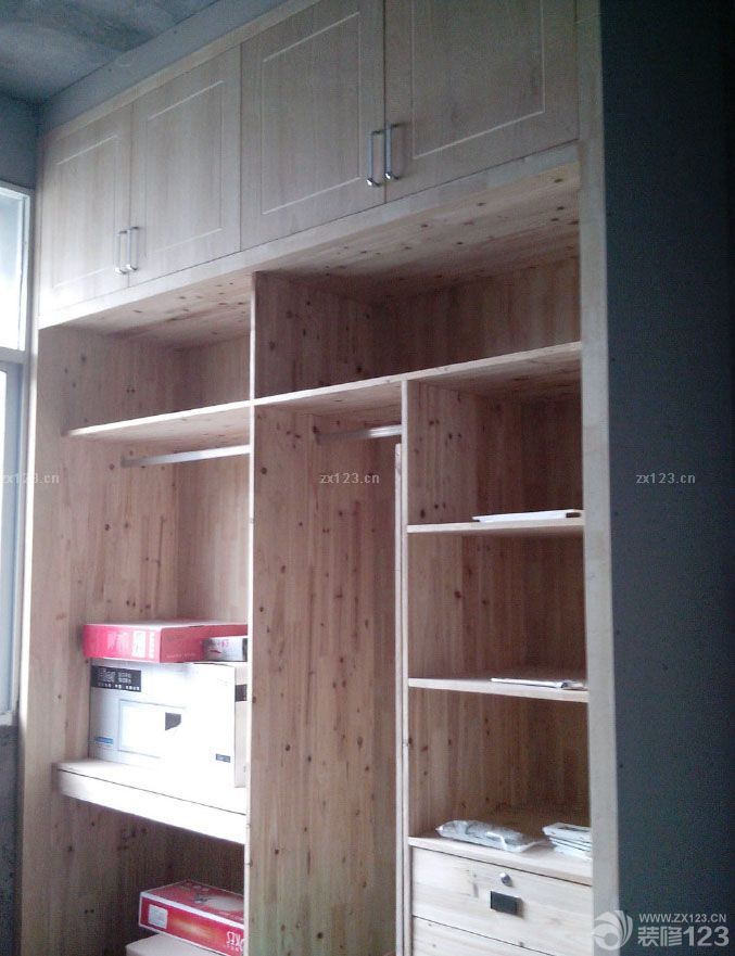 以上為電工階段 我家木工的手藝還真是不錯，本來不準(zhǔn)備做多少家具的，到了最后一件一件地增加，連床和茶幾都讓木工師傅給做了 電視墻、電視柜 泥工當(dāng)時沒拍照片，木工入場之后整個施工進度就比較快了。