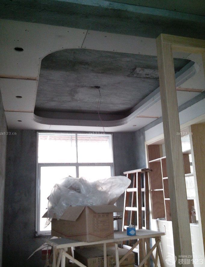 以上為電工階段 我家木工的手藝還真是不錯，本來不準(zhǔn)備做多少家具的，到了最后一件一件地增加，連床和茶幾都讓木工師傅給做了 電視墻、電視柜 泥工當(dāng)時沒拍照片，木工入場之后整個施工進度就比較快了。