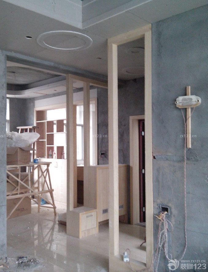 以上為電工階段 我家木工的手藝還真是不錯，本來不準(zhǔn)備做多少家具的，到了最后一件一件地增加，連床和茶幾都讓木工師傅給做了 電視墻、電視柜 泥工當(dāng)時沒拍照片，木工入場之后整個施工進度就比較快了。