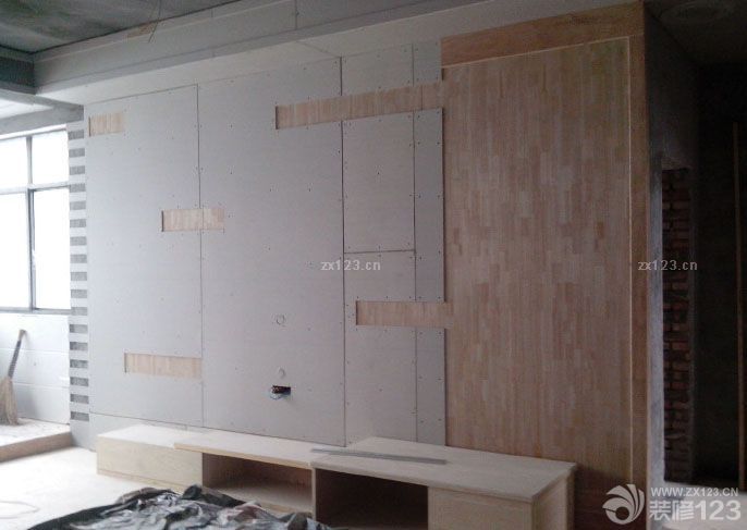 以上為電工階段 我家木工的手藝還真是不錯，本來不準(zhǔn)備做多少家具的，到了最后一件一件地增加，連床和茶幾都讓木工師傅給做了 電視墻、電視柜 泥工當(dāng)時沒拍照片，木工入場之后整個施工進度就比較快了。