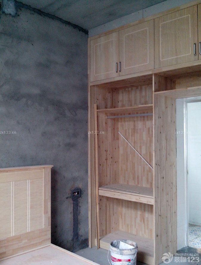 以上為電工階段 我家木工的手藝還真是不錯，本來不準(zhǔn)備做多少家具的，到了最后一件一件地增加，連床和茶幾都讓木工師傅給做了 電視墻、電視柜 泥工當(dāng)時沒拍照片，木工入場之后整個施工進度就比較快了。