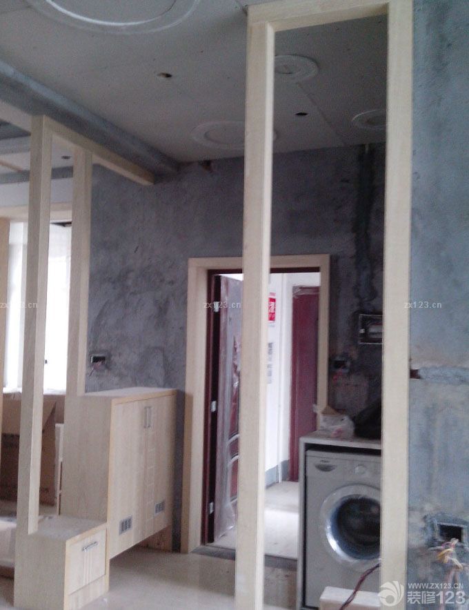 以上為電工階段 我家木工的手藝還真是不錯，本來不準(zhǔn)備做多少家具的，到了最后一件一件地增加，連床和茶幾都讓木工師傅給做了 電視墻、電視柜 泥工當(dāng)時沒拍照片，木工入場之后整個施工進度就比較快了。