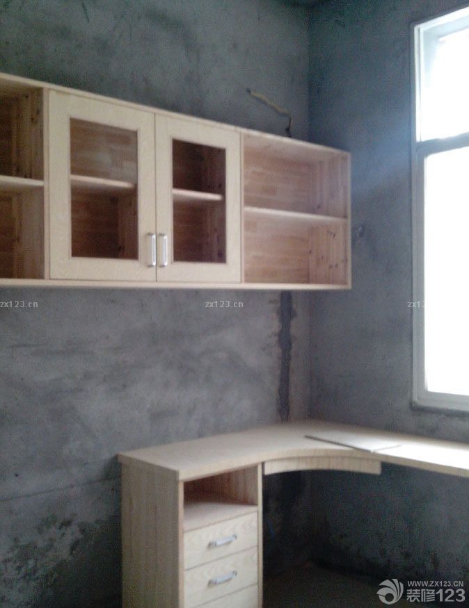 以上為電工階段 我家木工的手藝還真是不錯，本來不準(zhǔn)備做多少家具的，到了最后一件一件地增加，連床和茶幾都讓木工師傅給做了 電視墻、電視柜 泥工當(dāng)時沒拍照片，木工入場之后整個施工進度就比較快了。