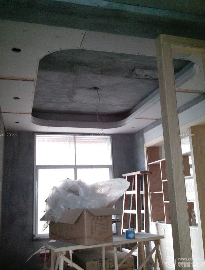 以上為電工階段 我家木工的手藝還真是不錯，本來不準(zhǔn)備做多少家具的，到了最后一件一件地增加，連床和茶幾都讓木工師傅給做了 電視墻、電視柜 泥工當(dāng)時沒拍照片，木工入場之后整個施工進度就比較快了。