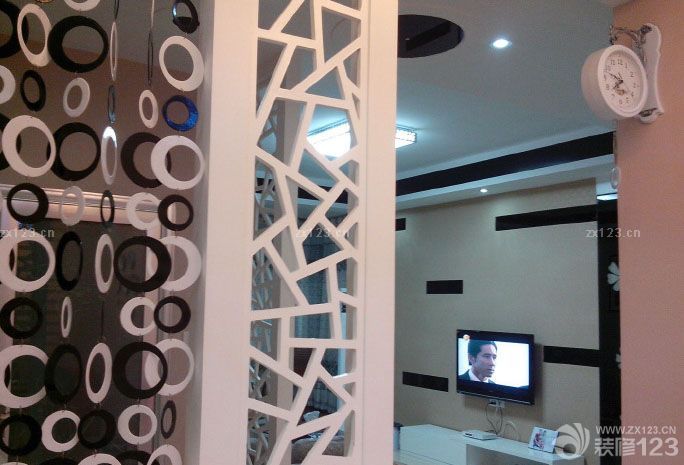 小窩裝修好后，通風(fēng)了四五個月，終于入住了。住在自己一手打造的房子里，激動又興奮，盡管很多東西還不夠齊備...... 不多說，上圖吧 客廳 玄關(guān) 餐廳 廚房 衛(wèi)生間 主臥 書房 書房的沙發(fā)床 寶寶還和外婆一起住，所以暫時空著。整體效果看起來很不錯。