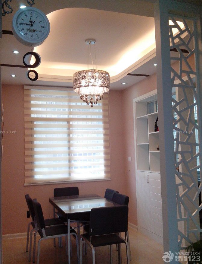 小窩裝修好后，通風(fēng)了四五個月，終于入住了。住在自己一手打造的房子里，激動又興奮，盡管很多東西還不夠齊備...... 不多說，上圖吧 客廳 玄關(guān) 餐廳 廚房 衛(wèi)生間 主臥 書房 書房的沙發(fā)床 寶寶還和外婆一起住，所以暫時空著。整體效果看起來很不錯。