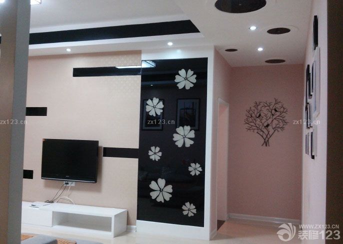 小窩裝修好后，通風(fēng)了四五個月，終于入住了。住在自己一手打造的房子里，激動又興奮，盡管很多東西還不夠齊備...... 不多說，上圖吧 客廳 玄關(guān) 餐廳 廚房 衛(wèi)生間 主臥 書房 書房的沙發(fā)床 寶寶還和外婆一起住，所以暫時空著。整體效果看起來很不錯。