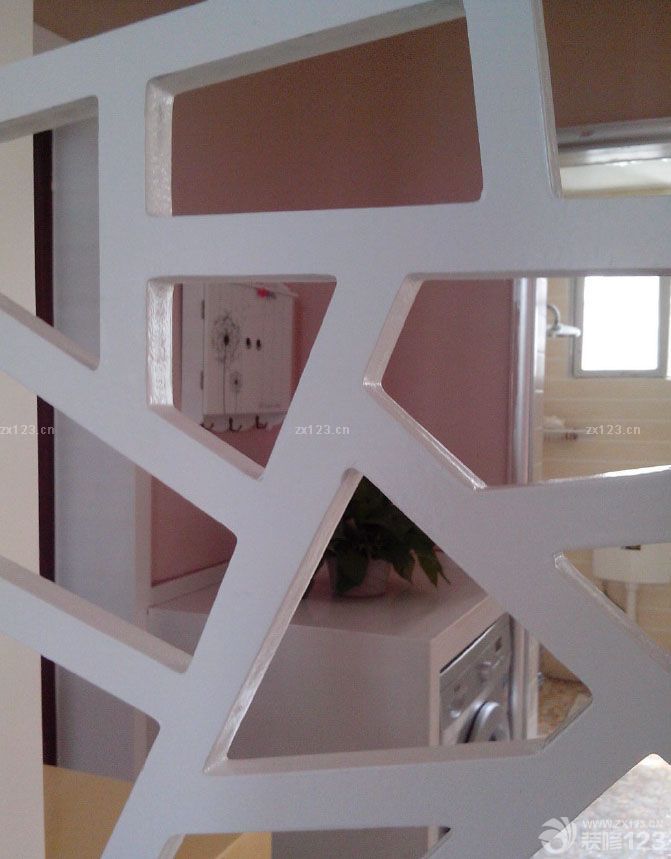 小窩裝修好后，通風(fēng)了四五個月，終于入住了。住在自己一手打造的房子里，激動又興奮，盡管很多東西還不夠齊備...... 不多說，上圖吧 客廳 玄關(guān) 餐廳 廚房 衛(wèi)生間 主臥 書房 書房的沙發(fā)床 寶寶還和外婆一起住，所以暫時空著。整體效果看起來很不錯。