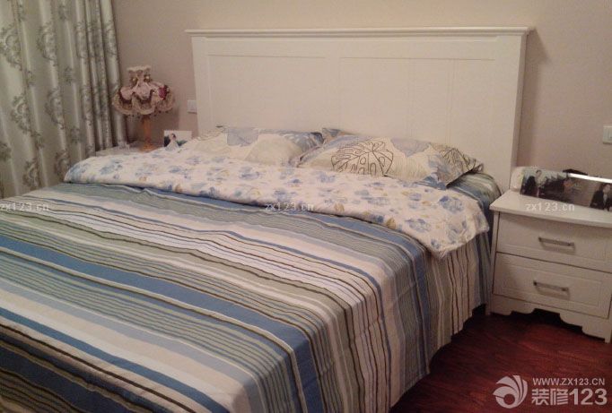 小窩裝修好后，通風(fēng)了四五個月，終于入住了。住在自己一手打造的房子里，激動又興奮，盡管很多東西還不夠齊備...... 不多說，上圖吧 客廳 玄關(guān) 餐廳 廚房 衛(wèi)生間 主臥 書房 書房的沙發(fā)床 寶寶還和外婆一起住，所以暫時空著。整體效果看起來很不錯。