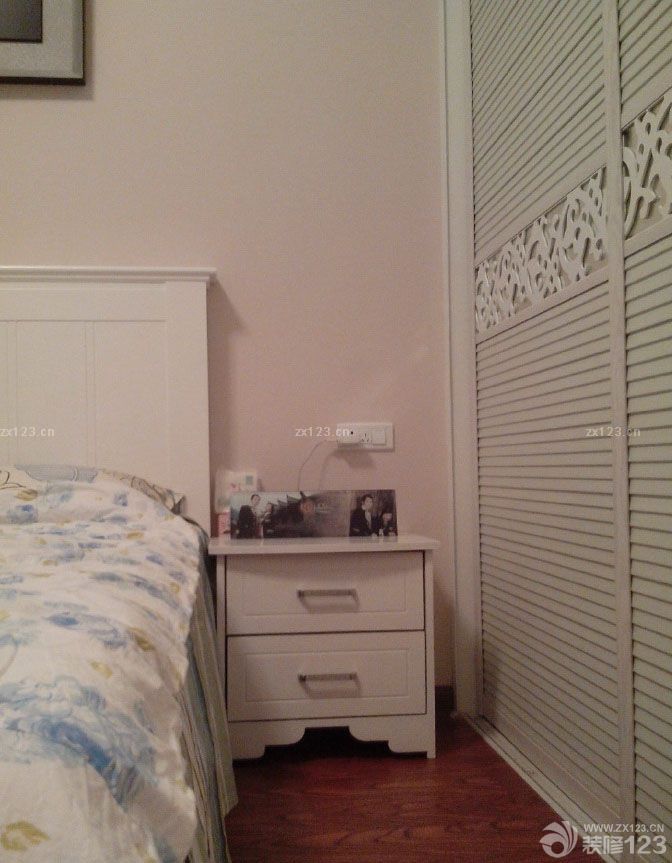 小窩裝修好后，通風(fēng)了四五個月，終于入住了。住在自己一手打造的房子里，激動又興奮，盡管很多東西還不夠齊備...... 不多說，上圖吧 客廳 玄關(guān) 餐廳 廚房 衛(wèi)生間 主臥 書房 書房的沙發(fā)床 寶寶還和外婆一起住，所以暫時空著。整體效果看起來很不錯。