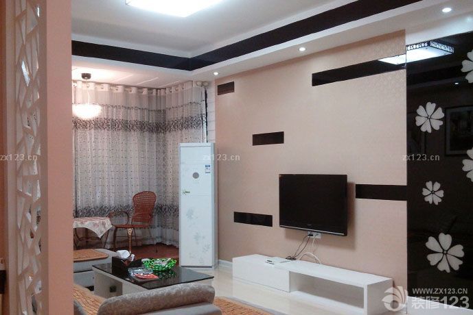 小窩裝修好后，通風(fēng)了四五個月，終于入住了。住在自己一手打造的房子里，激動又興奮，盡管很多東西還不夠齊備...... 不多說，上圖吧 客廳 玄關(guān) 餐廳 廚房 衛(wèi)生間 主臥 書房 書房的沙發(fā)床 寶寶還和外婆一起住，所以暫時空著。整體效果看起來很不錯。