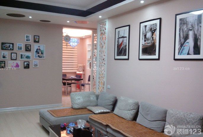 小窩裝修好后，通風(fēng)了四五個月，終于入住了。住在自己一手打造的房子里，激動又興奮，盡管很多東西還不夠齊備...... 不多說，上圖吧 客廳 玄關(guān) 餐廳 廚房 衛(wèi)生間 主臥 書房 書房的沙發(fā)床 寶寶還和外婆一起住，所以暫時空著。整體效果看起來很不錯。