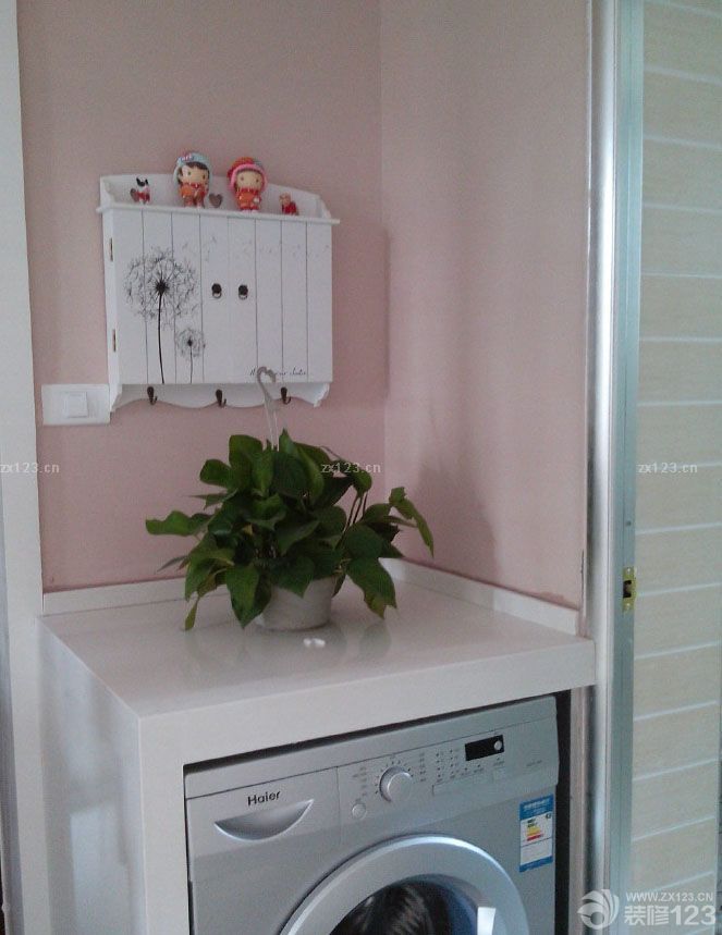 小窩裝修好后，通風(fēng)了四五個月，終于入住了。住在自己一手打造的房子里，激動又興奮，盡管很多東西還不夠齊備...... 不多說，上圖吧 客廳 玄關(guān) 餐廳 廚房 衛(wèi)生間 主臥 書房 書房的沙發(fā)床 寶寶還和外婆一起住，所以暫時空著。整體效果看起來很不錯。