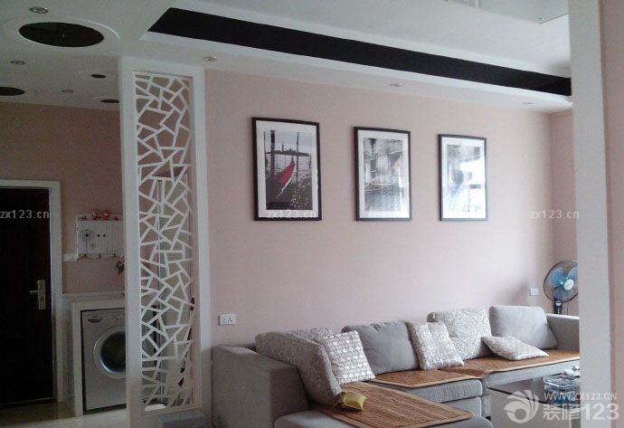 小窩裝修好后，通風(fēng)了四五個月，終于入住了。住在自己一手打造的房子里，激動又興奮，盡管很多東西還不夠齊備...... 不多說，上圖吧 客廳 玄關(guān) 餐廳 廚房 衛(wèi)生間 主臥 書房 書房的沙發(fā)床 寶寶還和外婆一起住，所以暫時空著。整體效果看起來很不錯。